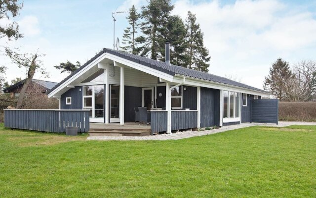 Rustic Holiday Home in Hovedstaden Near the Sea