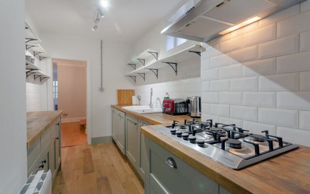 3 Bedroom House With Garden in Brondesbury
