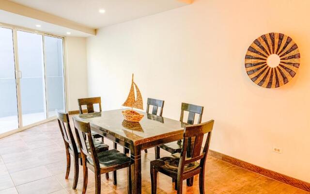 Beautiful 3 BDR 2,5 Bath- Steps from Beach w/PKG