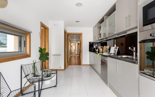 JOIVY Sleek House W/Balcony & 2 Terraces In Porto