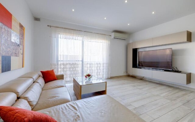 Stylish 3 Bedroom Holiday Apartment in St Julian s