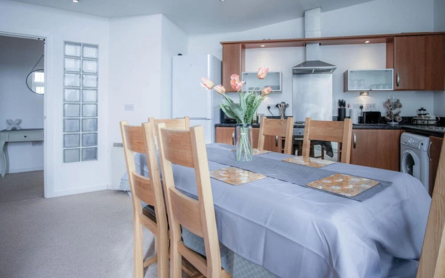 The Penthouse - 3 Bedroom Apartment - Llanelli