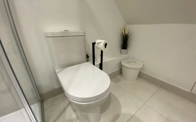 5 Star Unique Luxury Detached Apartment in Windsor