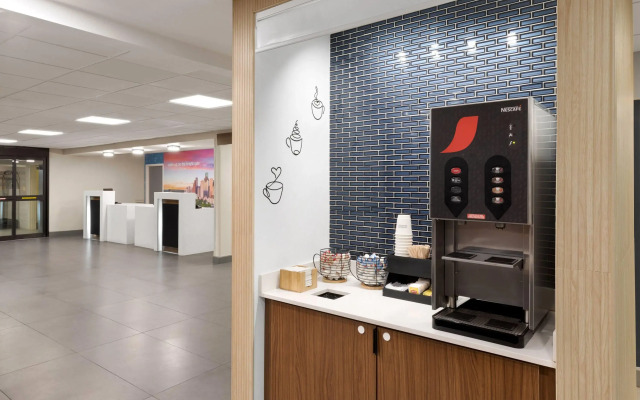 La Quinta Inn & Suites by Wyndham Houston Stafford Sugarland