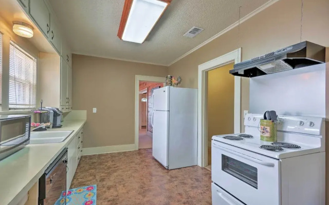 Inviting Lubbock Home > 1 Mi to Downtown