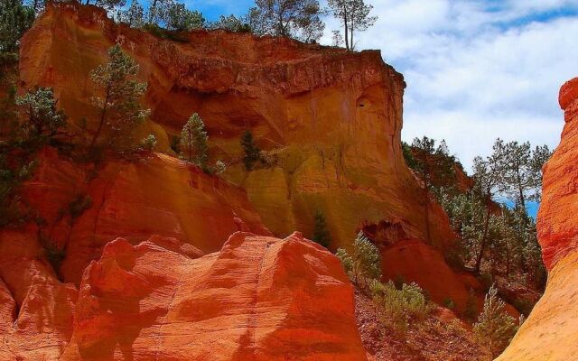 Charming Villa in Lauris South of France with Private Pool