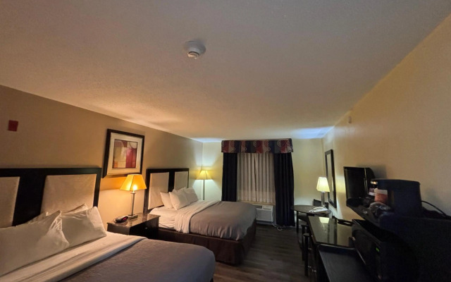 Quality Inn & Suites Woodstock near Lake Geneva
