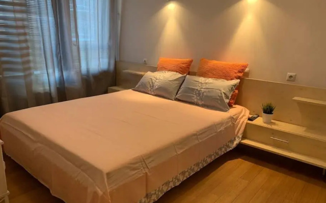 Sliver city next to paradise mall and metro