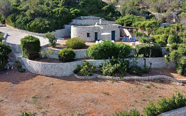 Villa Agapanto - Trullo Anthos con Vista Mare e Giardino Privato