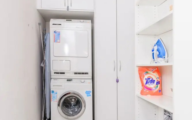 Funny Dolphins Apartments White House