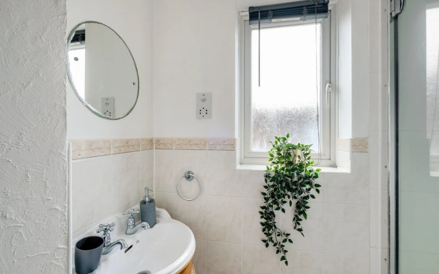 Sharp Close 4 Bedroom 2 Bath - Aylesbury