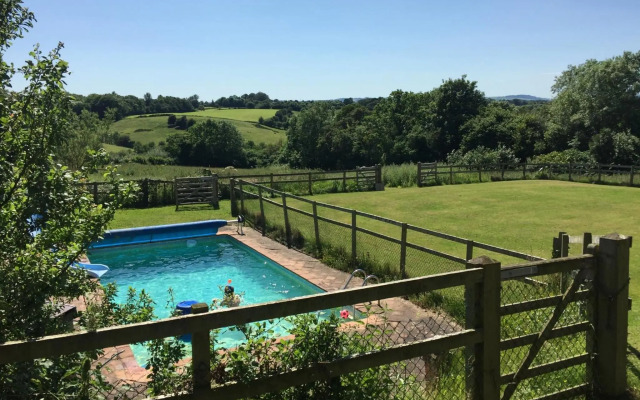 Little Pentre Barn with seasonal Swimming Pool