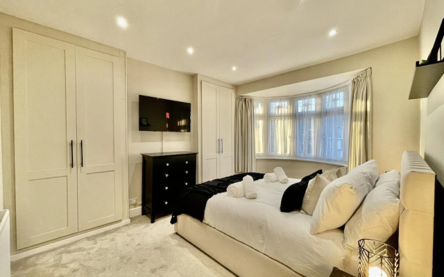Stylish 3-bed House in Hornchurch - Free Parking