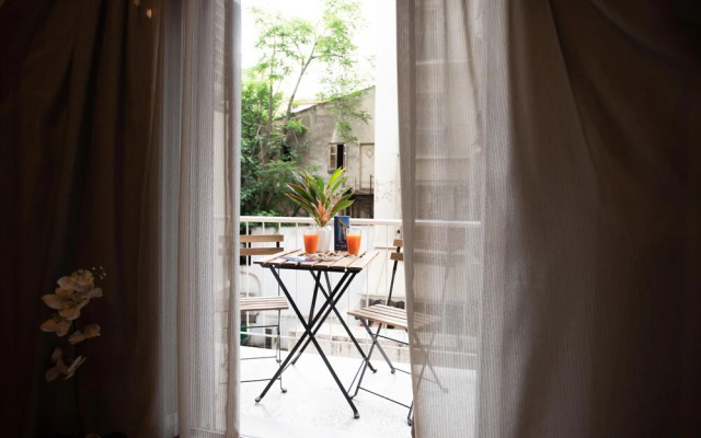 Blue Ark Comfort near Acropolis