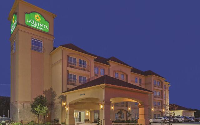 La Quinta Inn & Suites by Wyndham DFW Airport West - Bedford