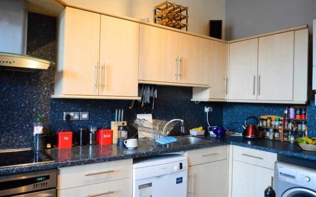 Bright 2 Bedroom Apartment in City Centre