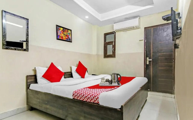 OYO Flagship 70341 Royal Green