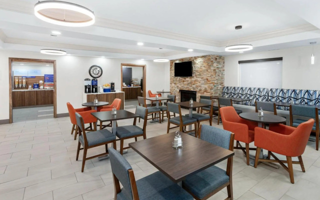 Holiday Inn Express Hotel & Suites Chicago-Algonquin by IHG