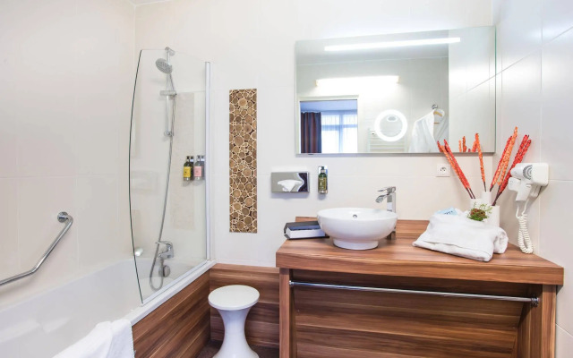 Gatsby Hotel & Restaurant by Happyculture