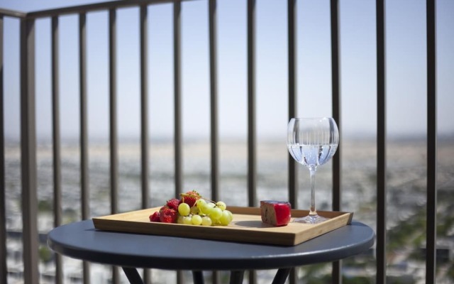 Modern Boho 1BR Sleeps4 Balcony Pool Gym Dxbhills