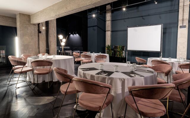 Skylark, Aluma Hotel & Resort