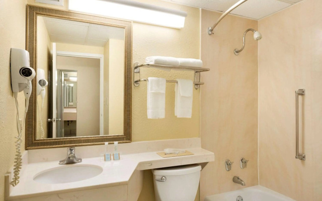 Travelodge by Wyndham Sturgis