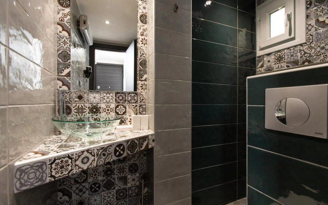 Downtown Luxury Boutique Suites : the red suite