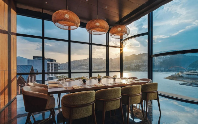 Hualuxe Chongqing Wushan by IHG