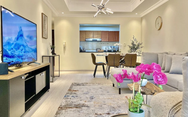 Whitesage - Lakefront Apartment Amidst Parks With Lake Access