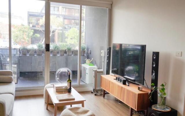 Modern 2 Bedroom Apartment Close To Beach and City