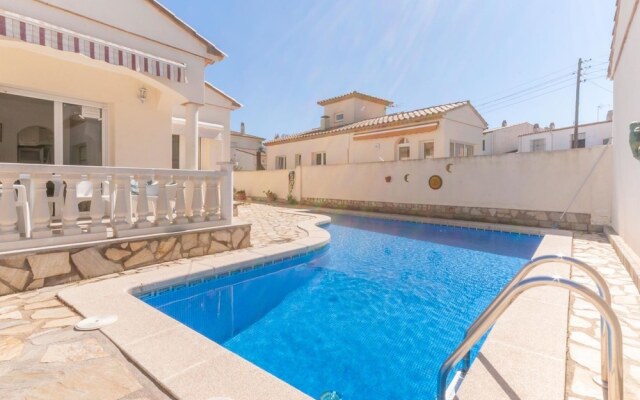 Luxury Apartment With Private Pool in L'escala Catalonia