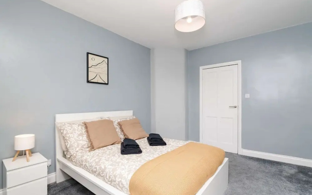 Spacious 3 BED House With Parking