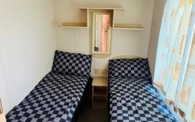 3-bed Carvan, Sleeps 6, Pets & Parking