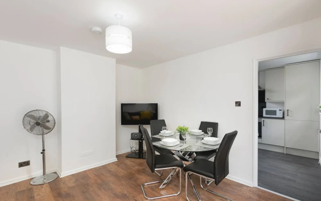 Skyvillion - Lush 2 Bed Hydean Way House & Garden