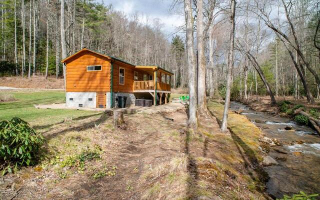 Creekside Log Cabin in Pisgah Forest