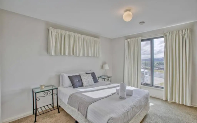 Georges Bay Luxury – Guest Rooms – St Helens