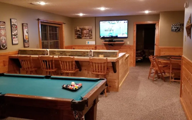 Majestic Views 4 Br cabin by RedAwning