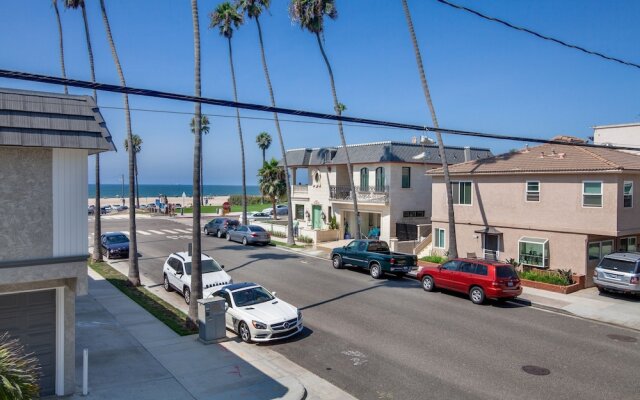 Ocean-view Oasis W/ Rooftop Deck - Steps To Beach 3 Bedroom Home