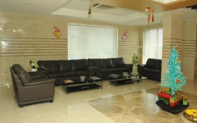 Ponnis Grand Inn