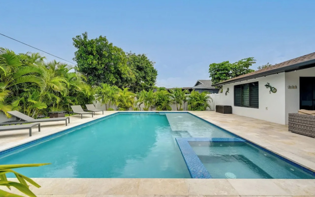 Walk to Beach: Getaway w/ Pool in Naples!