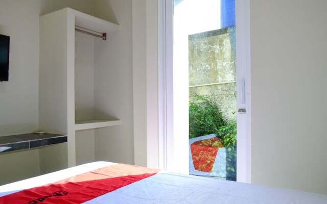 RedDoorz near Mangga Dua Square