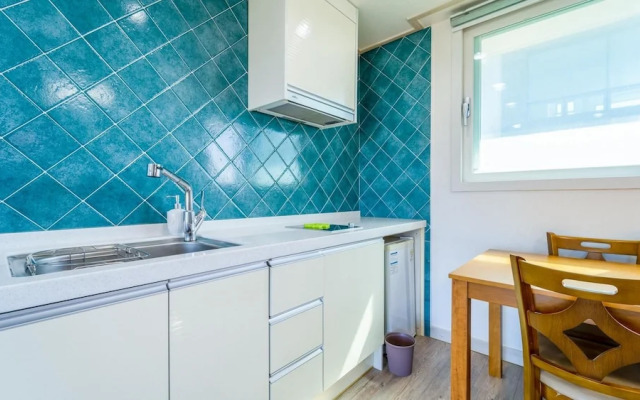 Jeju Byeoleuldameunbaramarae Pension