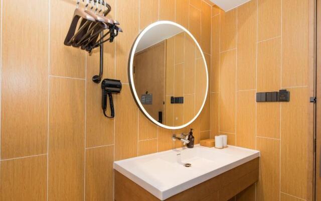 Ji Hotel (Shanghai Longbai Xincun Metro Station)