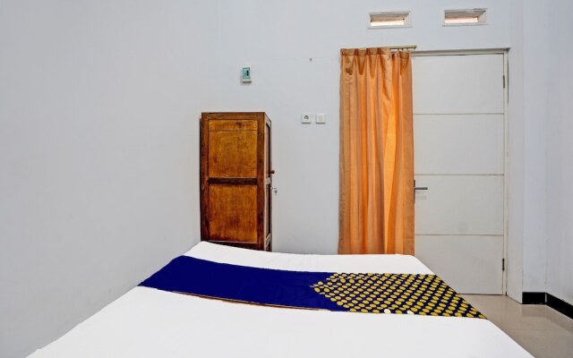 SPOT ON 93943 Sakinah Homestay Bromo Syariah Near Rest Area Wringinanom