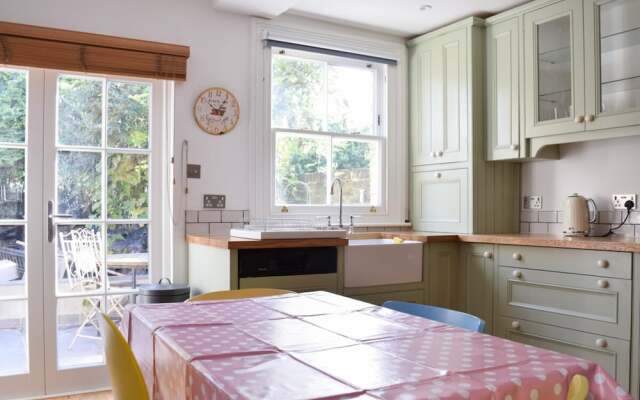 Charming 3-bedroom Garden Flat In Edwardian Terrace