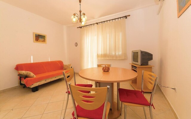 Beautiful Home in Banj With Wifi and 5 Bedrooms