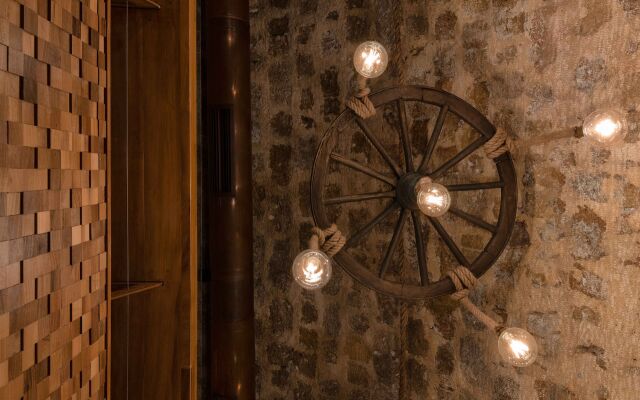 10GR Boutique Hotel and Wine Bar