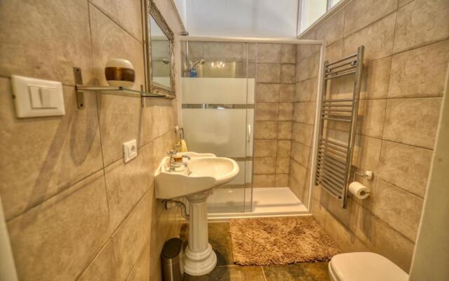 Bello Pezzo 2-Bedroom Lakeview Apartment