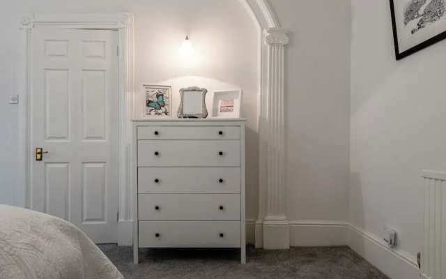 Garden Flat Apartment in Grosvenor Place