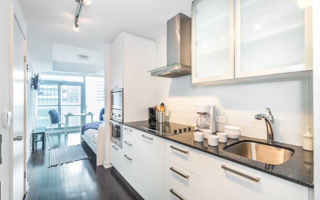 Couples Retreat @downtown With Lakeshore View